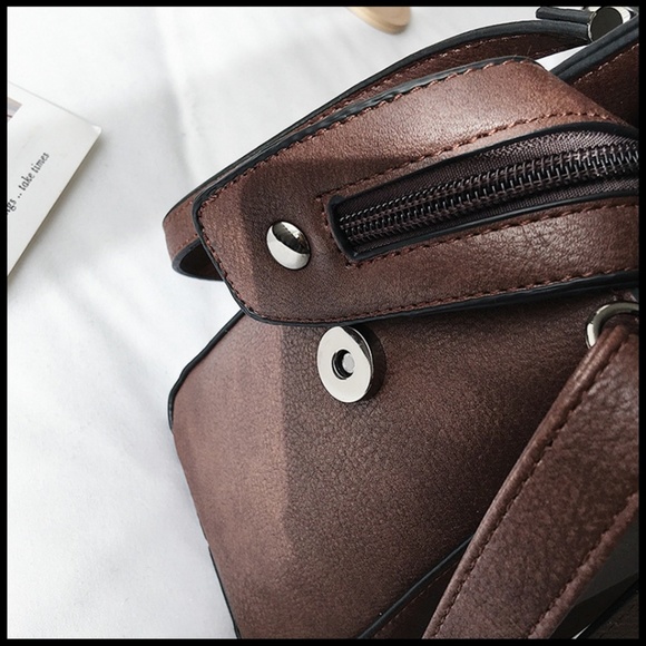 #NEW BERLIN Handbag B - Picture 8 of 8